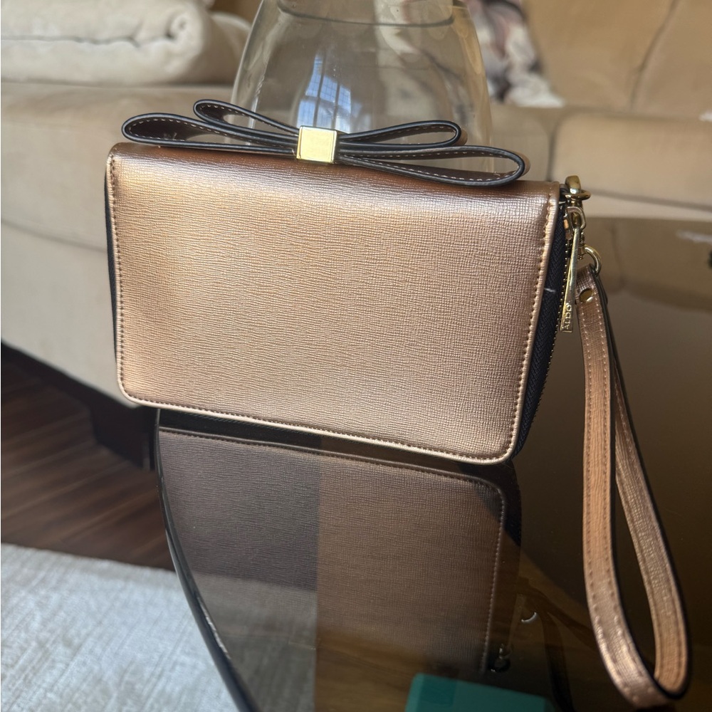 Elegant rose gold clutch with bow accent 😍